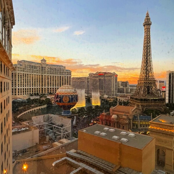 sunset view of the Las Vagas Strip of PAris, Bellagio fountian